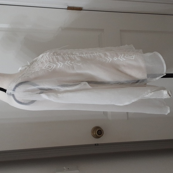 Old Navy Size M White Sheer Boho Embroidered Tie Neckline Long Sleeve Top - Picture 4 of 10